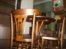 Mesas e Cadeiras de Madeira